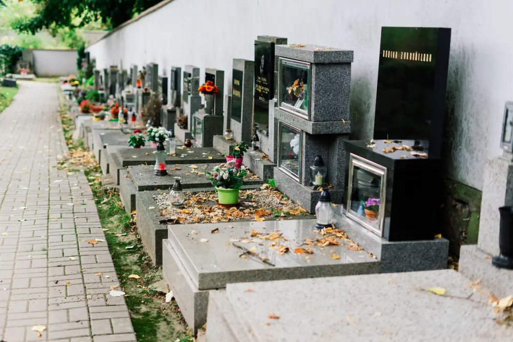 Kremacja czy pogrzeb tradycyjny zalety i wady obu rozwiązań