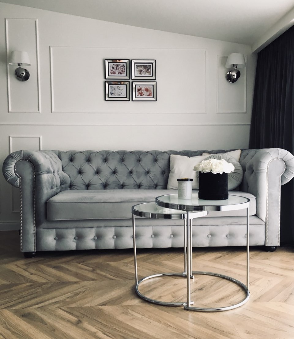 Pikowana sofa Chesterfield w kolorze szarym — królowa luksusowych wnętrz