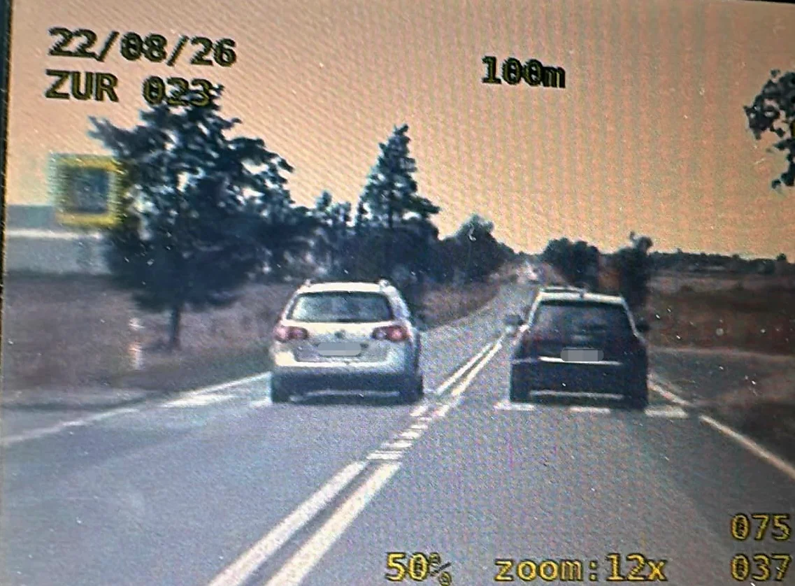 Wyprzedzał na przejściu dla pieszych i przekroczył podwójną ciągłą - sytuację ujawnili policjanci z oławskiej grupy SPEED - Policja Dolnośląska - Portal polskiej Policji