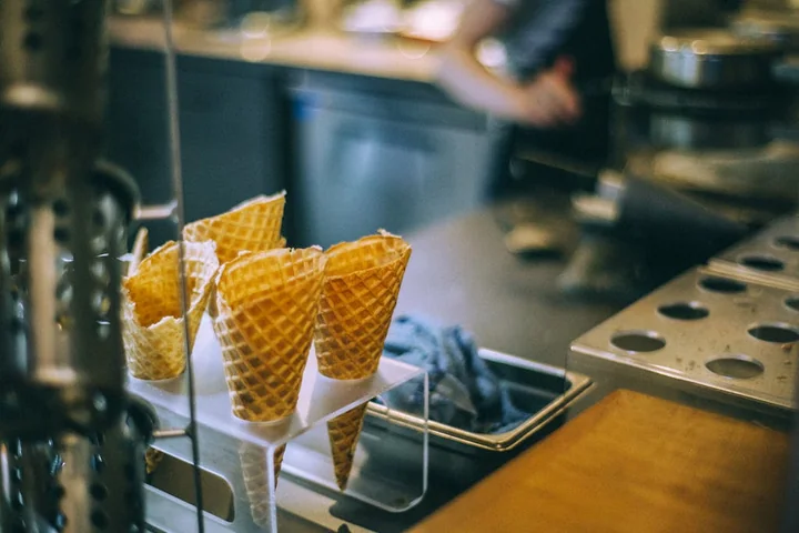 Maszyna do lodów a normy sanitarne w gastronomii