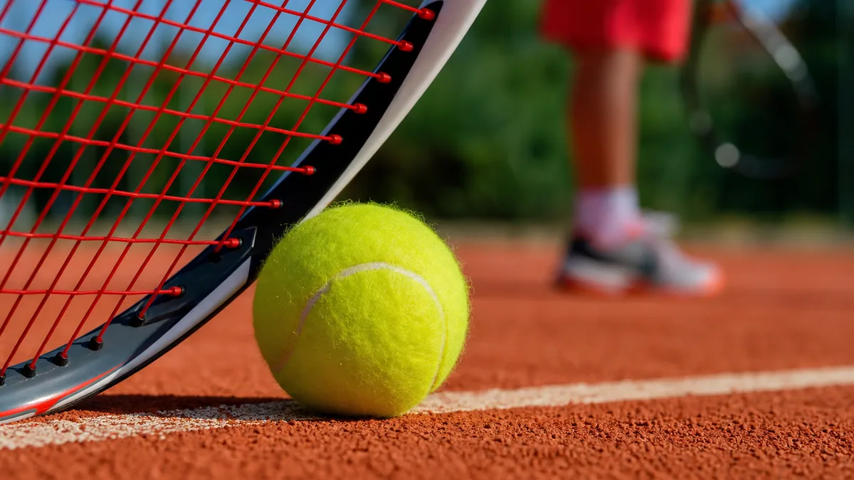 Bez własnej rakiety i bez presji. Niedzielny tenis dla dzieci we Wrocławiu
