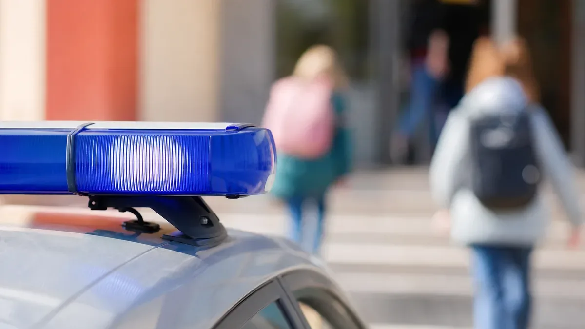 Patrole przy szkołach we Wrocławiu zostają. Policja sprawdza każdy sygnał