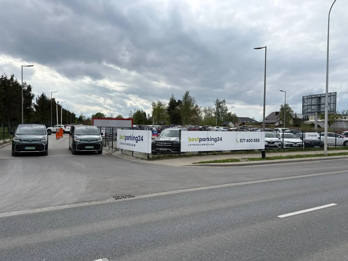 Parking obok lotniska Wrocław