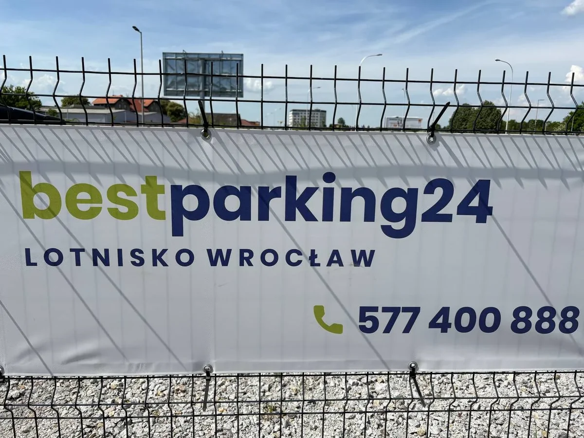 Parking przy lotnisku we Wrocławiu