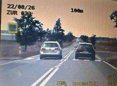 Wyprzedzał na przejściu dla pieszych i przekroczył podwójną ciągłą - sytuację ujawnili policjanci z oławskiej grupy SPEED - Policja Dolnośląska - Portal polskiej Policji