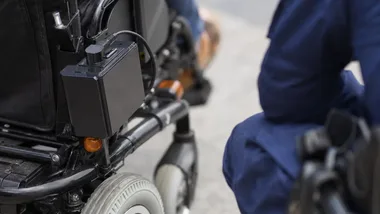 Wrocław: akumulator wózka rozładował się na jezdni. Pomogli policjanci