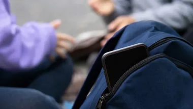 Szkoły podstawowe bez telefonów. Nowe zasady obejmą też przedszkolaki