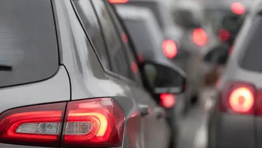 Zderzenie czterech pojazdów na DK35. Jedna osoba ranna, były korki