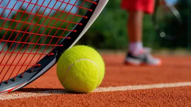 Bez własnej rakiety i bez presji. Niedzielny tenis dla dzieci we Wrocławiu