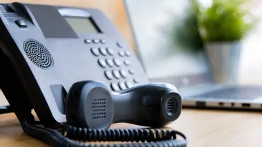 Asystent AI odbiera telefony za recepcję. Wrocławska firma dostała 5 mln zł