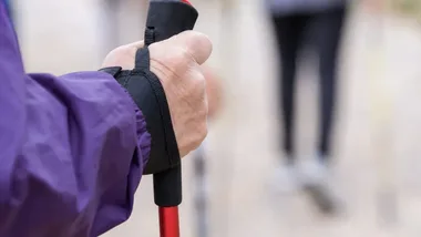 Bezpłatny nordic walking dla seniorów. Nie trzeba się zapisywać