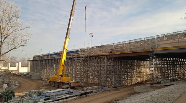 Trwa budowa 700-metrowego mostu przez Odrę