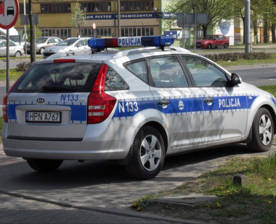 Policja Wrocław: Wsiadł do pojazdu, który czyścił studzienki burzowe i odjechał. Był pijany i miał przy sobie narkotyki...