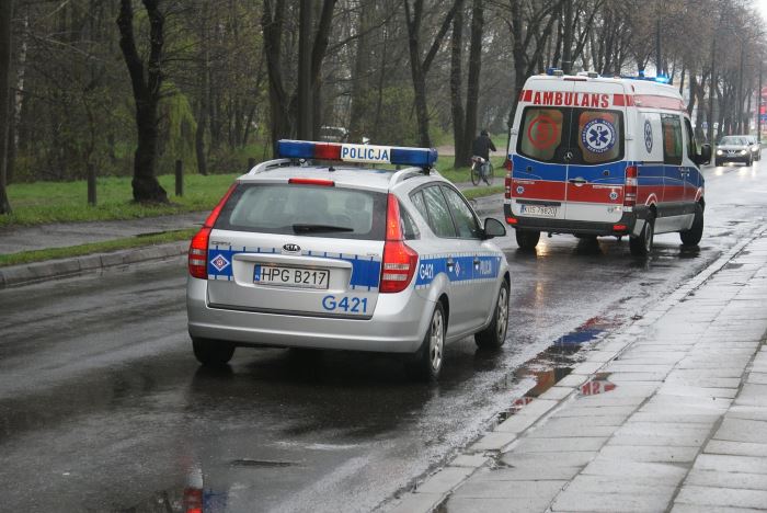 Policja Wrocław: Wrocławscy policjanci zatrzymali kierującego pojazdem pod wpływem narkotyków, który kradzione tablice rejestracyjne zamontował na gumki. Na sumieniu miał również inne przestępstwa