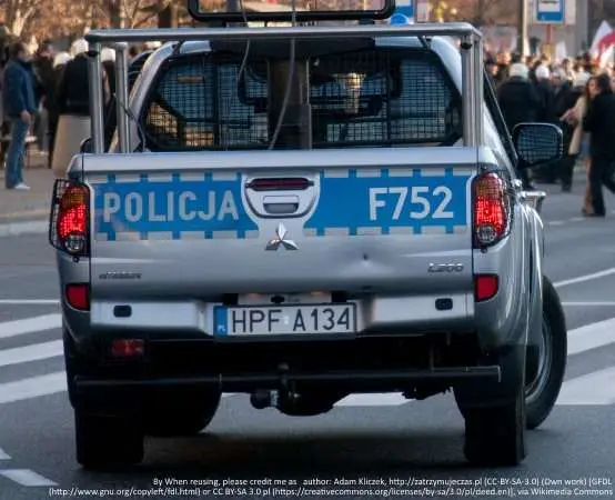 Policjantka z Wrocławia edukuje młodzież w zakresie bezpieczeństwa i zagrożeń społecznych