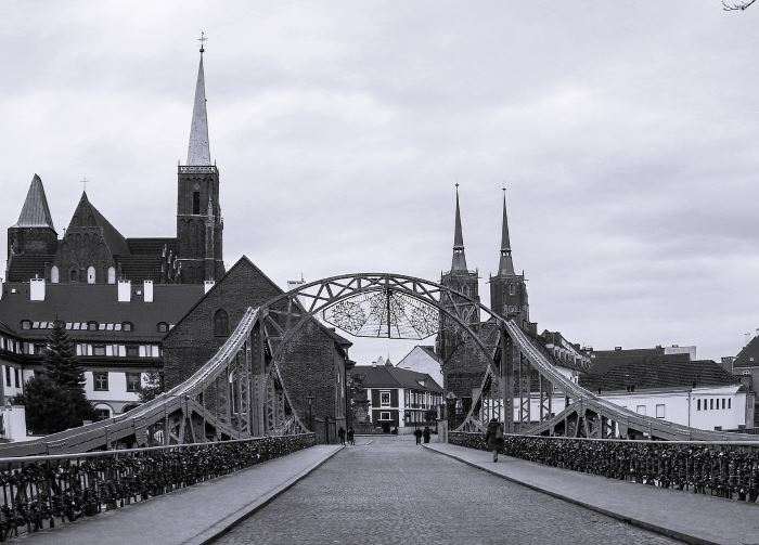 UM Wrocław: Kładka św. Antoniego otwarta! W walentynki nie brakowało chętnych do fotografowania się (GALERIA)