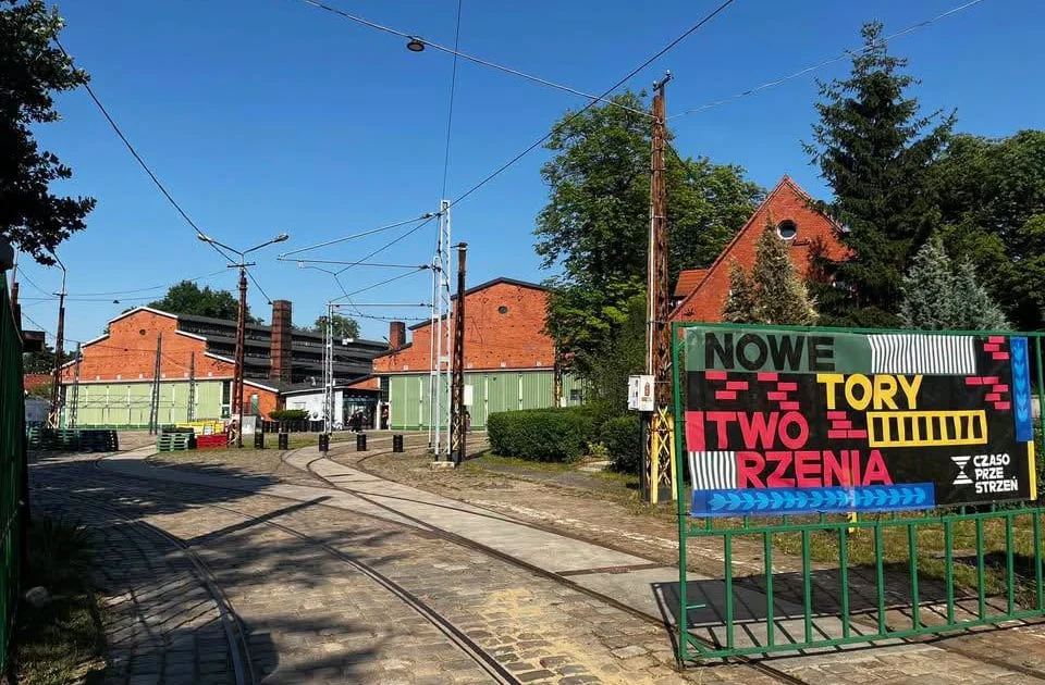 Grafika promocyjna wydarzenia 10 lat Czasoprzestrzeni. Koncert i spacer w dawnej zajezdni