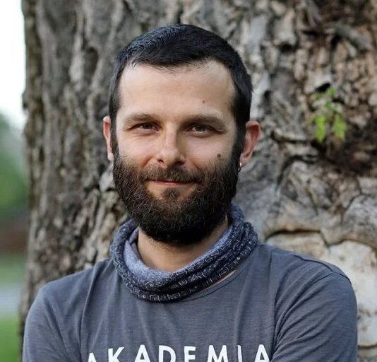 Grafika promocyjna wydarzenia Między miastem a naturą – spotkanie ze Stanisławem Łubieńskim