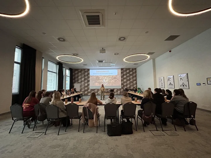 Grafika promocyjna wydarzenia SAMA SIĘ OBRONIĘ — warsztaty samoobrony dla kobiet we Wrocławiu