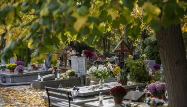 Grafika promocyjna wydarzenia Polacy i Ukraińcy razem posprzątają groby polskich żołnierzy we Wrocławiu