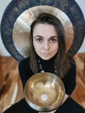 Grafika promocyjna wydarzenia Regeneracyjne gongi Wrocław – wieczór z dźwiękiem, misami i śpiewem