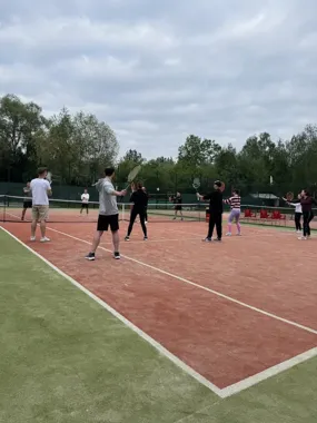 Grafika promocyjna wydarzenia Tennis Dating Wrocław – sportowe randki na korcie