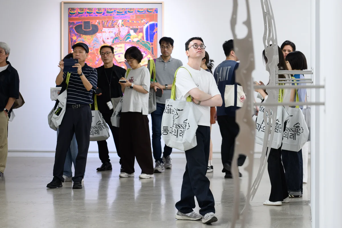 Grafika promocyjna wydarzenia Wystawa „Rites of Passage” w Polskim Pawilonie na Biennale w Gwangju