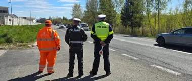 Majówka pod kontrolą policji. Kierowcy dostają odblaski i kamizelki