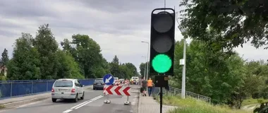 Naprawy na moście nad Kwisą potrwają do sierpnia. Ruch prowadzą światła