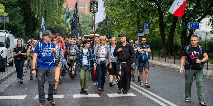 Osiem dni marszu z Wrocławia. Pielgrzymka na Jasną Górę wraca na trasę
