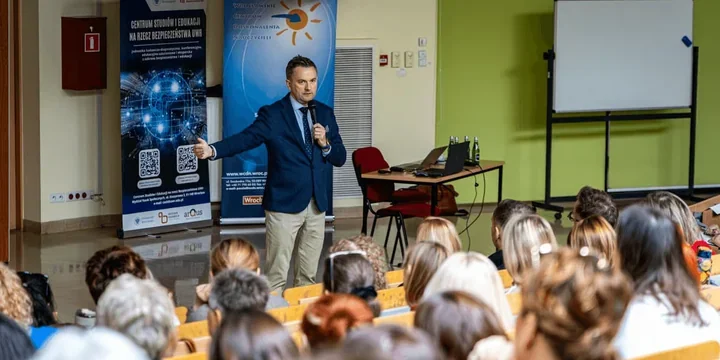 Ponad 700 dyrektorów szkół uczyło się reagować na zagrożenia