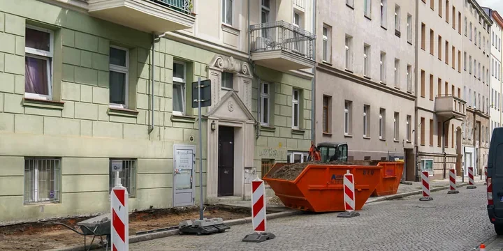 Kierowcy pojadą jednym kierunkiem. Remont chodnika na placu za 150 tys. zł