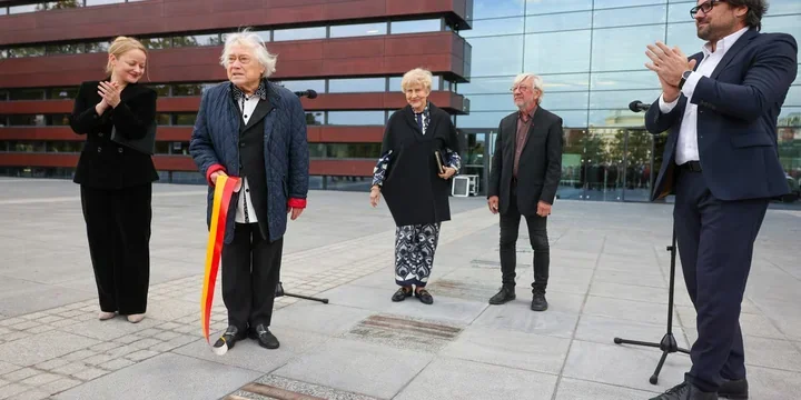 Jerzy Maksymiuk z pamiątkową tablicą przed NFM. „Tu jest Twoje miejsce”