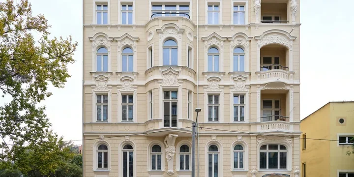 Rusztowania zniknęły z kamienicy przy Wysokiej 4. Zostały detale i ostatnie prace