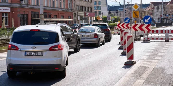 Kazimierza Wielkiego zwęża się do jednego pasa. Kierowcy muszą uzbroić się w cierpliwość