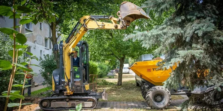 Stary wodociąg znika pod ulicą Mickiewicza. MPWiK wymienia sieć na Wielkiej Wyspie