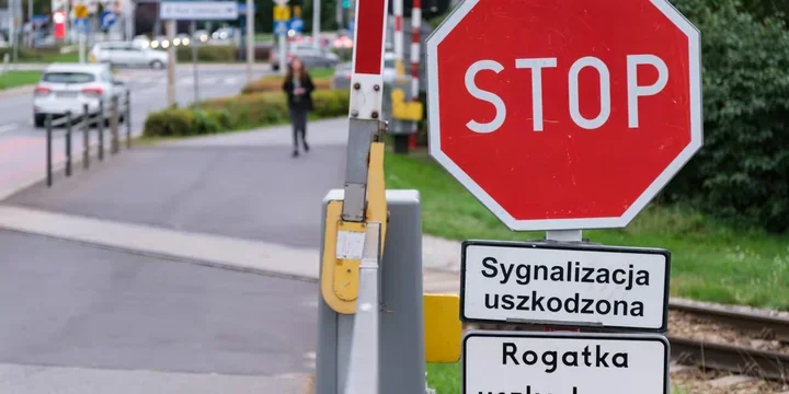 Awaria rogatek na Strzegomskiej. Pociąg przejechał przez niesprawny przejazd