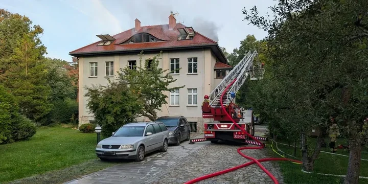 Pożar poddasza we Wrocławiu. Siedem osób ewakuowanych z budynku