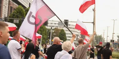 Syreny zabrzmiały, przechodnie przystanęli. Hołd dla powstańców we Wrocławiu