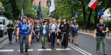 Osiem dni marszu z Wrocławia. Pielgrzymka na Jasną Górę wraca na trasę