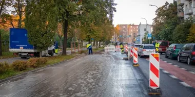 Awaria rurociągu na placu Orląt Lwowskich. Samochody jadą jednym pasem