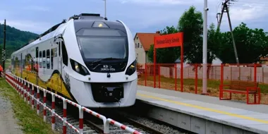 Nowe przystanki nad jeziorem i u stóp Gór Sowich – pociąg wraca do bielawskiej turystyki
