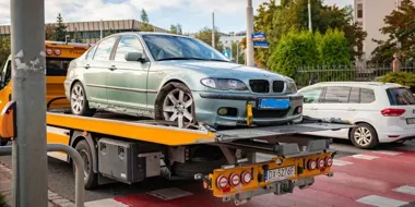 Samochód BMW zablokował torowisko na Legnickiej. Kierowca miał 1,5 promila