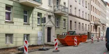 Kierowcy pojadą jednym kierunkiem. Remont chodnika na placu za 150 tys. zł