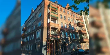 Czekoladowa fasada i detale jak z dawnej kamienicy. Na Łowieckiej trwa duży remont