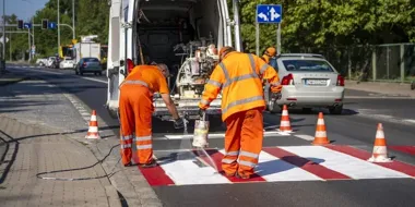Przed szkołami pojawią się świeże pasy. Wrocław maluje drogi