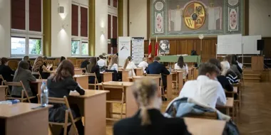 Matura rusza we Wrocławiu. Tysiące uczniów wchodzą w egzaminacyjny maraton