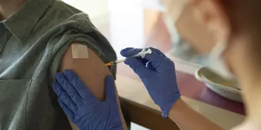 Szczepienia wracają do rozmów. W tle rosną fałszywe treści o zdrowiu