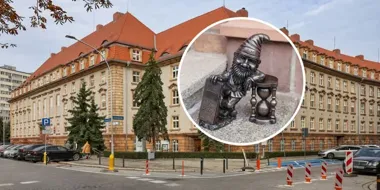 Nowy krasnal stanął przed siedzibą ZUS we Wrocławiu. Ma telefon i misję