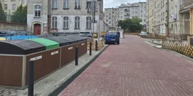 Koniec błota na Ołbinie. Podwórko ma odwodnienie, światło i zieleń